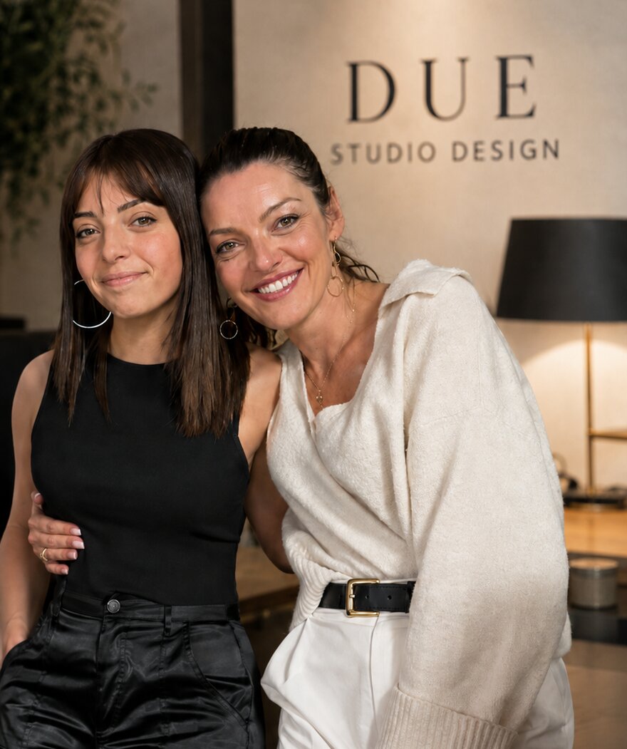 Sofia Sinfonico e Alice Fognani nello studio, sotto l'insegna DUE Studio Design