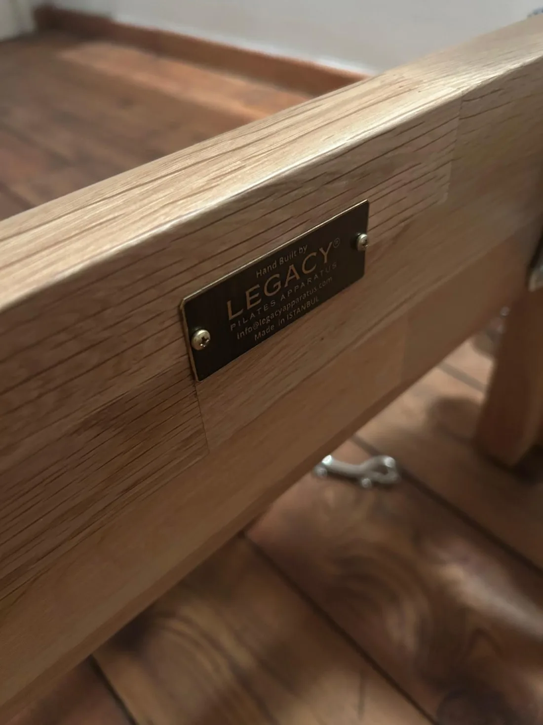 La targa Legacy Apparatus sul legno chiaro dell'apparato