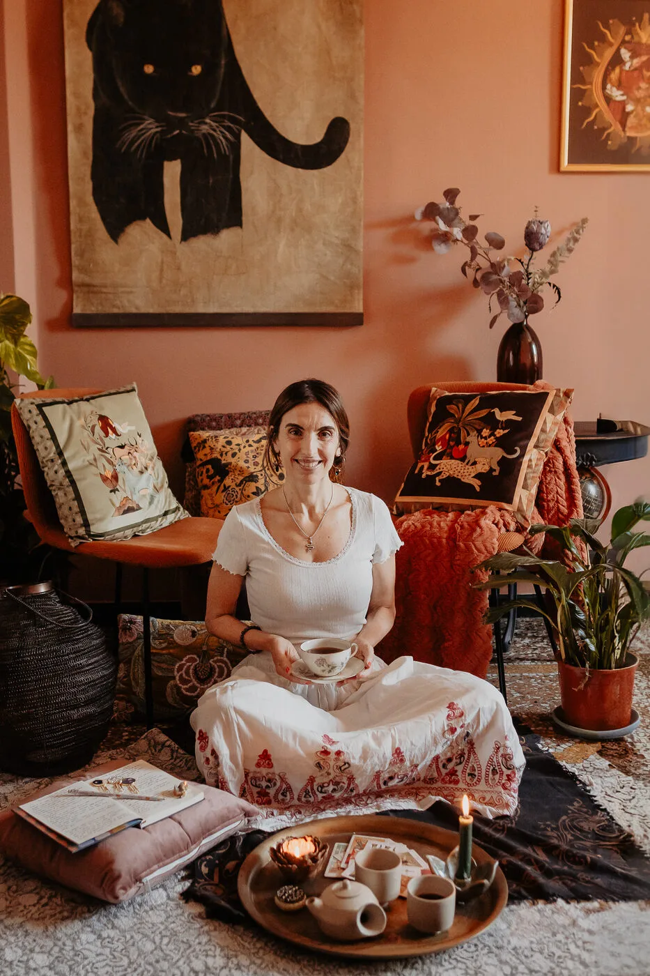 Valeria nello studiolo allestito per accogliere